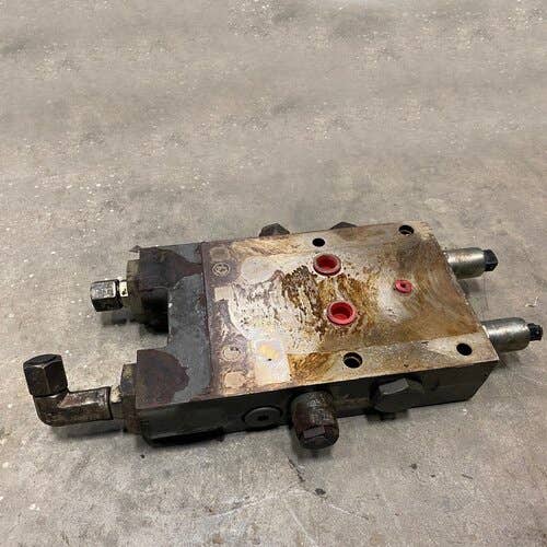 406792 | Steerable Hitch Valve | Challenger MT855B |  | 162-9817