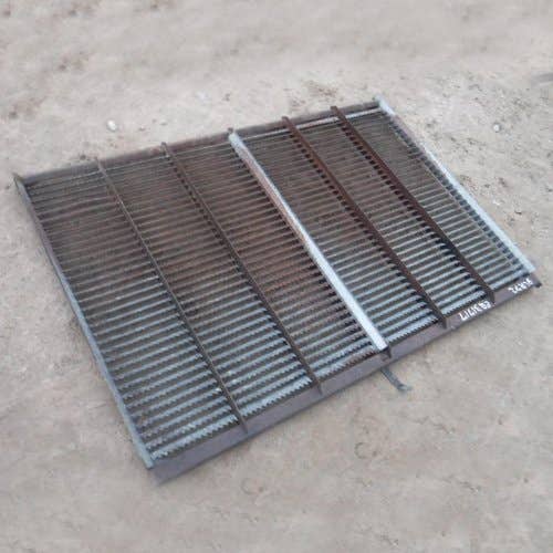 438696 | Bottom Sieve - Adjustable Blunt Finger | Gleaner N5 N6 N7 R5 R6 R7 R60 R62 R70 R72 | White 2600 |  | 71322700 | 71322700