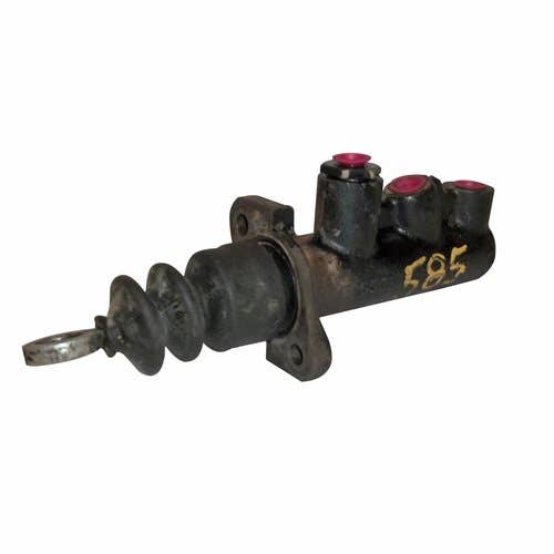 424544 | Brake Master Cylinder | Case IH C50 C60 C70 C80 C90 C100 385 395 485 495 585 595 685 695 885 895 995 3220 3230 4210 4220 4230 4240 | Case 380B |  | 1287843C92 | 1287843C91