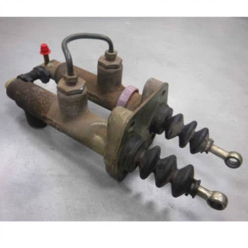 Used Brake Master Cylinder fits New Holland TS90 TS100 TS110 TS115 81869963 fits Ford 5640 6640 7740 7840 8240 8340 F0NN2140AD Used Brake Master Cylinder fits New Holland TS90 TS100 TS110 TS115 81869963 fits Ford 5640 6640 7740 7840 8240 8340 F0NN2140AD