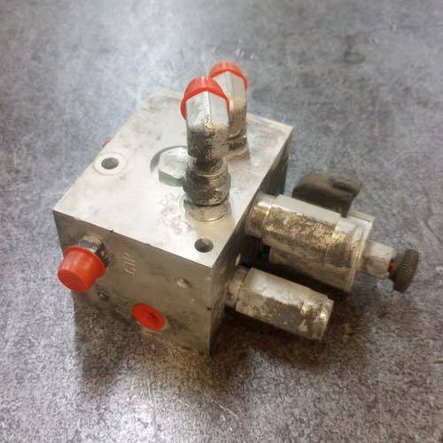 416761 | Grain Cover Hydraulic Manifold | Case IH 7120 8120 9120 |  | 84376064 | 84194653 |  84246060