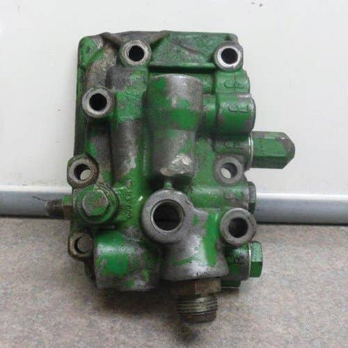 Used Clutch Regulating Valve fits John Deere 4040 4230 4240 4430 4440 4640 4840 AT58342 R63979 Used Clutch Regulating Valve fits John Deere 4040 4230 4240 4430 4440 4640 4840 AT58342 R63979