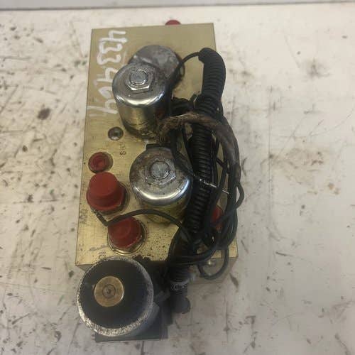 Used Feeder Lift Valve fits Case IH 7120 8120 9120 47533456 Used Feeder Lift Valve fits Case IH 7120 8120 9120 47533456