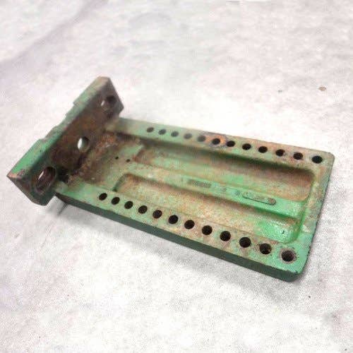 499433 | Fender Bracket | John Deere 2030 2440 2510 2520 2630 2640 2840 3010 3020 4000 4010 4020 4320 4520 4620 5020 6030 8430 8440 8450 8630 8640 8650 |  | R70588