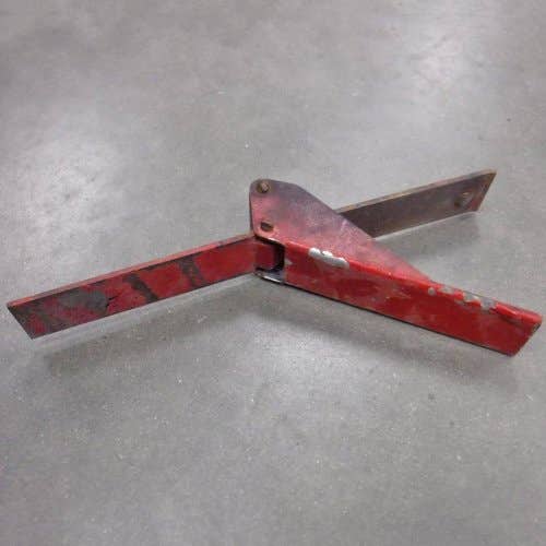 Used Filter Latch Assembly fits International 1086 1486 1586 3388 3588 3788 4386 5088 5288 5488 6388 6588 6788 7288 7488 fits Case IH 67980C2 67980C1