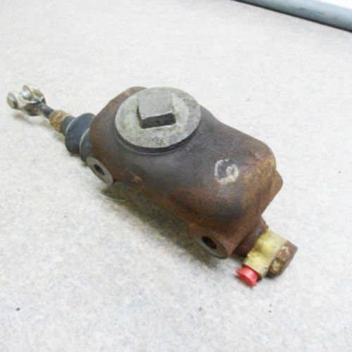 432903 | Hydraulic Brake Cylinder | Gleaner F2 F3 L L2 L3 M M2 M3 N5 N6 N7 R5 R6 R7 R40 R50 R60 R70 |  | 71337467