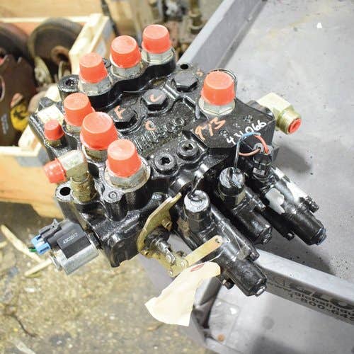 433940 | Hydraulic Control Valve | John Deere CT332 325 328 332 |  | AT341097