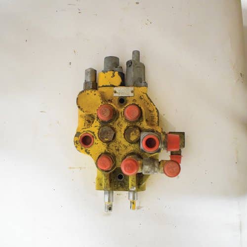 434378 | Hydraulic Control Valve | John Deere 675 675B | New Holland L553 L554 L555 |  | MG9805399 | 9805399 | MG9611967 | MG9611936 | MG960867 | 9611967 | 9611936