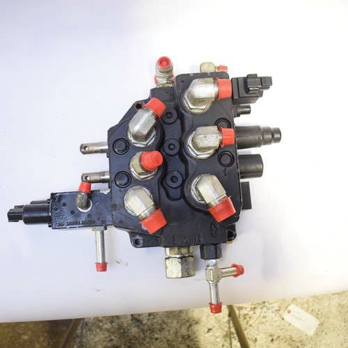 435072 | Hydraulic Control Valve | New Holland C238 L230 |  | 84319698