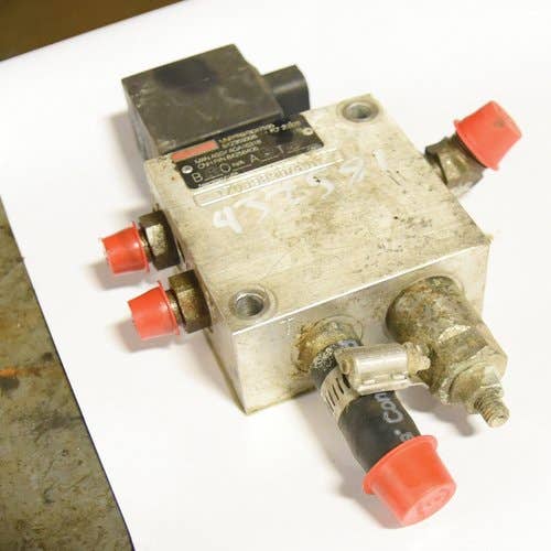 Used Hydraulic Coupler fits New Holland C232 C238 L218 L220 L223 L225 L228 L230 84256406