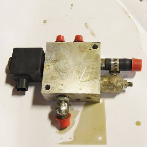 432581 | Hydraulic Coupler | New Holland C232 C238 L218 L220 L223 L225 L228 L230 |  | 84256406