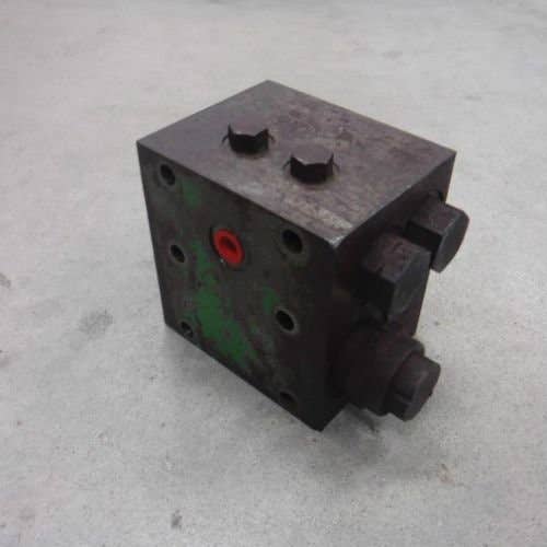 432774 | Hydrostatic Manifold Valve | John Deere 762 762 975 985 1075 1085 1177 1188H4 5200 5400 5440 5460 5720 5820 |  | AE31489