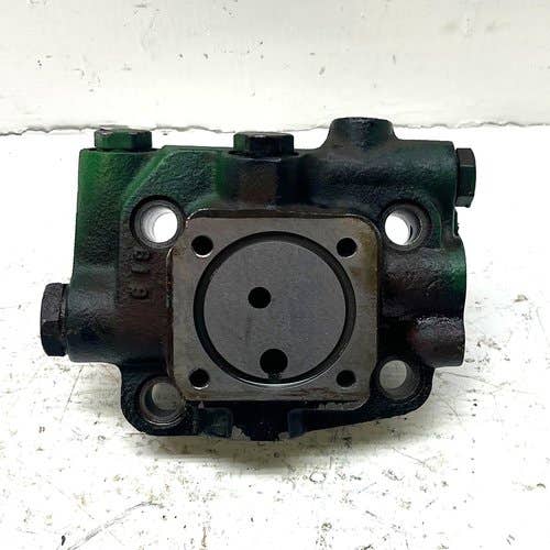421275 | Rockshaft Cylinder Head | John Deere 655 755 855 |  | AM105111