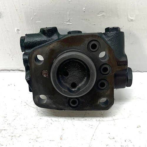 421275 | Rockshaft Cylinder Head | John Deere 655 755 855 |  | AM105111