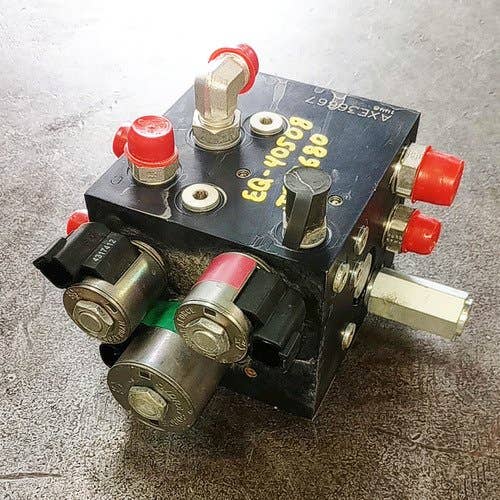 Used Control Valve fits John Deere S680 S690 S780 S790 AXE36667 AXE38607 Used Control Valve fits John Deere S680 S690 S780 S790 AXE36667 AXE38607