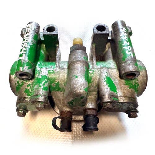 424295 | Filter Head | John Deere 7200R 7215R 7230R 7260R 7280R |  | RE319547