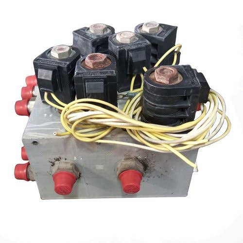 423421 | Center Frame Valve Block | Kinze 3600 |  | GD9533 | GA3413 |  G1K275