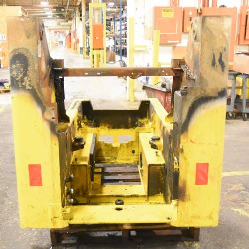 436838 | Main Frame | Gehl R135 |