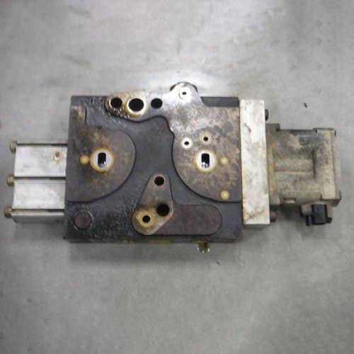 458004 | Main Remote Valve - Center | Case IH Magnum 235 Magnum 250 Magnum 260 Magnum 280 Magnum 290 Magnum 310 Magnum 315 Magnum 340 Magnum 370 Magnum 380 Steiger 350 Steiger 400 Steiger 450 |  |  47595556 |  47595556 | 87325535 | 87496186 | 87496186