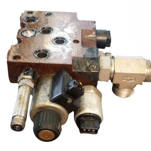 Used Adaptor Valve fits New Holland CR9060 86580334 Used Adaptor Valve fits New Holland CR9060 86580334