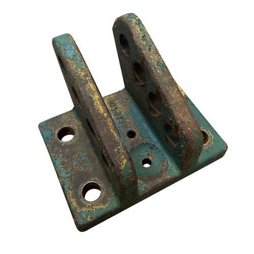 Used Center Link Bracket fits Oliver 1800 1850 1900 1950 104617A Used Center Link Bracket fits Oliver 1800 1850 1900 1950 104617A