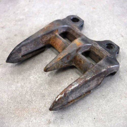 440804 | Sickle Guard | John Deere 600 600 615F 615R 618F 618R 620F 620R 622F 622R 625F 625R 630F 630FD 630R 635F 635FD 635R 640FD |  | H213398 | H205448