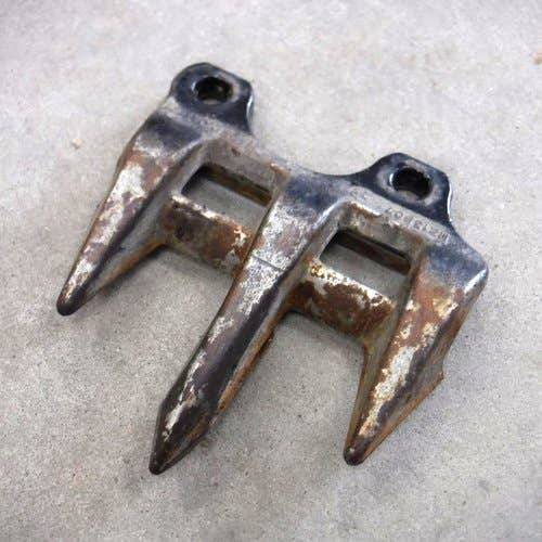 440784 | Sickle Guard | John Deere 600 600 615F 615R 618F 618R 620F 620R 622F 622R 625F 625R 630F 630FD 630R 635F 635FD 635R 640FD |  | H213507 | AH213055