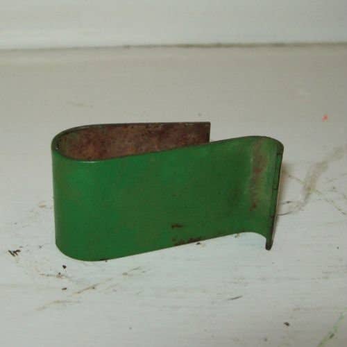 431896 | Side Panel Clip | John Deere 2510 2520 3010 3020 4010 4020 4320 4520 4620 5010 5020 6030 7020 7520 |  | R26694