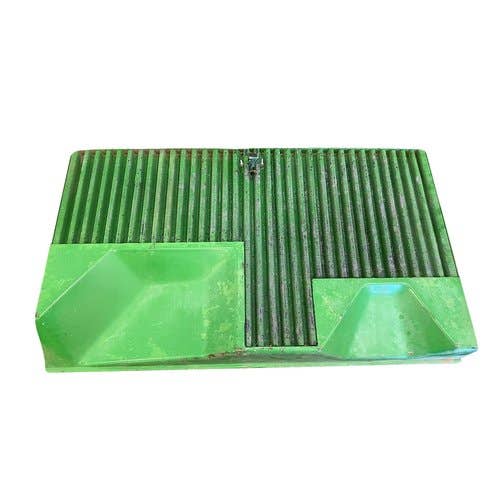 Used Side Screen - Left Hand fits John Deere 4555 4560 4650 4755 4760 4850 4955 4960 RE12880 Used Side Screen - Left Hand fits John Deere 4555 4560 4650 4755 4760 4850 4955 4960 RE12880