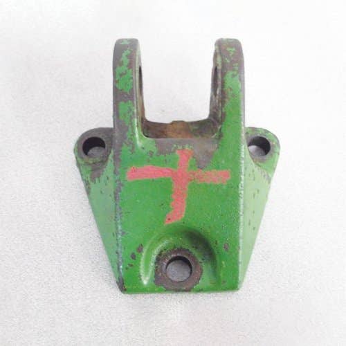 421440 | Top Link Bracket | John Deere 300 300 300B 300B 301 301 301A 301A 302 302 302A 302A 400 400 401 401 401B 401B 401C 401C 401D 401D 820 830 920 1020 1030 1120 1130 1520 1530 1630 1640 1641 1641F 1830 2020 2020 2030 2040 2040 2040S 2130 |  | T21685