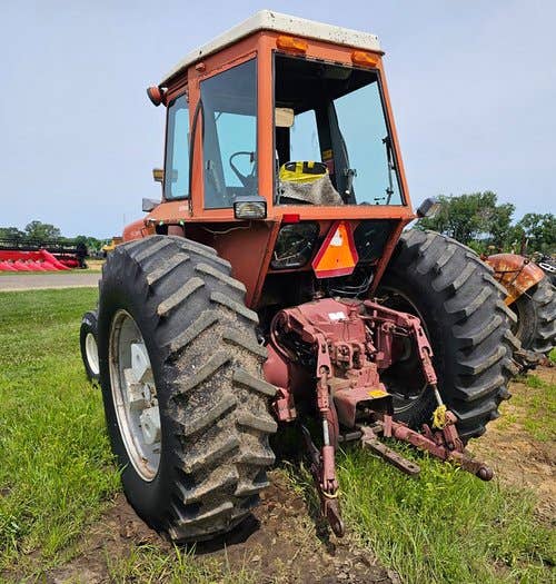 Used Allis Chalmers 7060 Tractor parts.