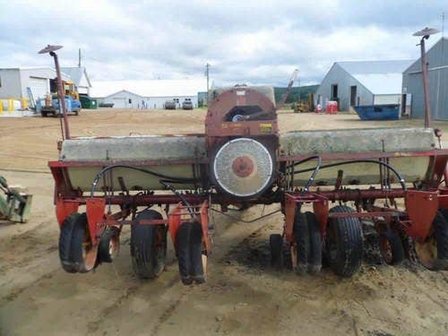 Used International 400 Planter parts.