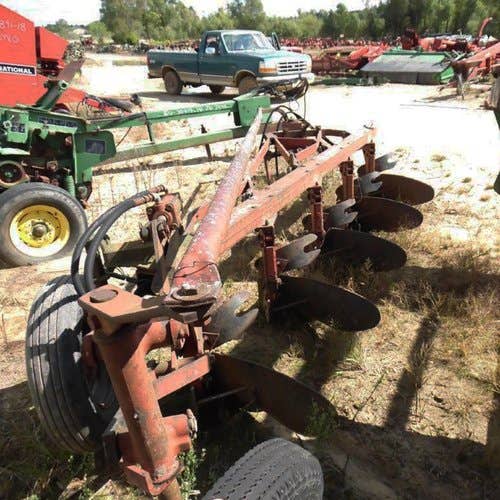 Used International 550 Tillage parts.