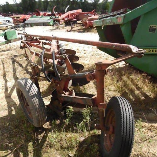 Used International 550 Tillage parts.