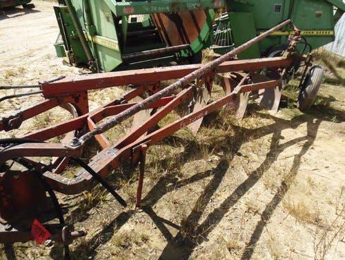 Used International 550 Tillage parts.