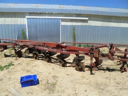 Used International 700 Tillage parts.