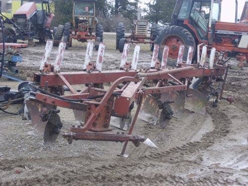 Used International 700 Tillage parts.