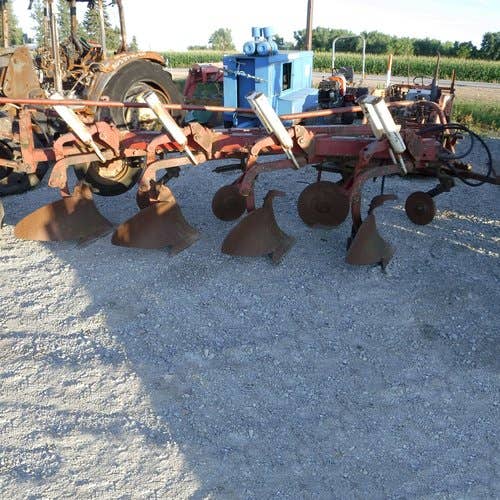 Used International 700 Tillage parts.