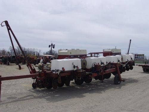 Used International 900 Planter parts.