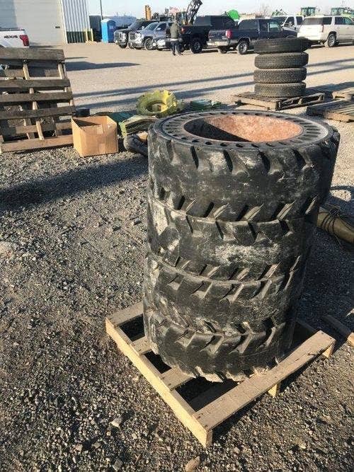 Used John Deere 2520 Tractor parts.