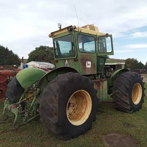 Used John Deere 7520 Tractor parts.