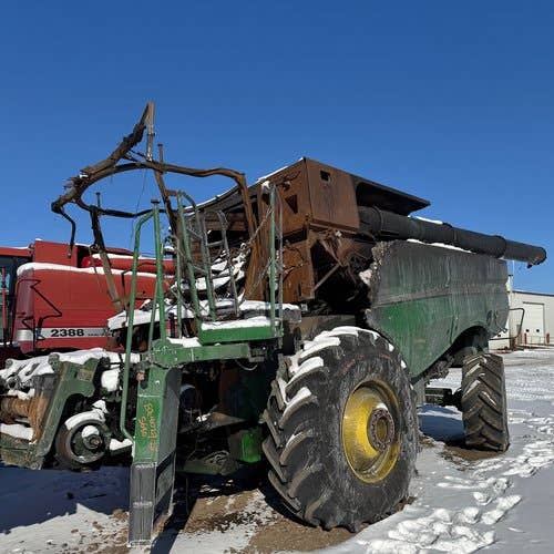 2015 Used John Deere S680 Combine parts.