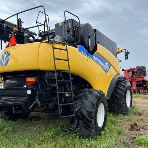 Used New Holland CR8090 Combine parts.