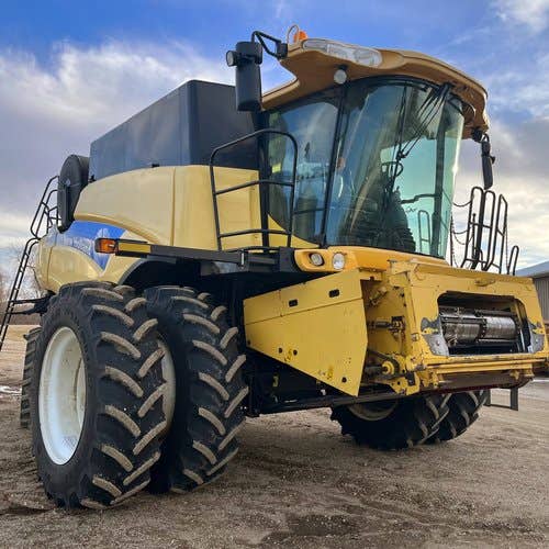 Used New Holland CR9070 Combine parts.