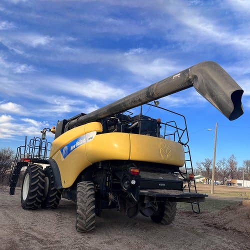 Used New Holland CR9070 Combine parts.