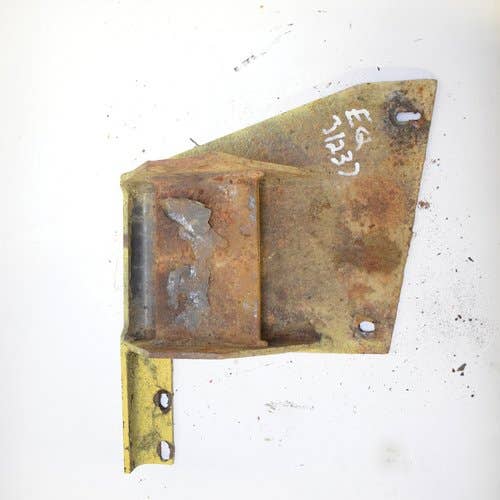434883 | Weight Bracket | RH | New Holland L140 L150 L465 LS140 LS150 LX465 LX485 |  | 86506014