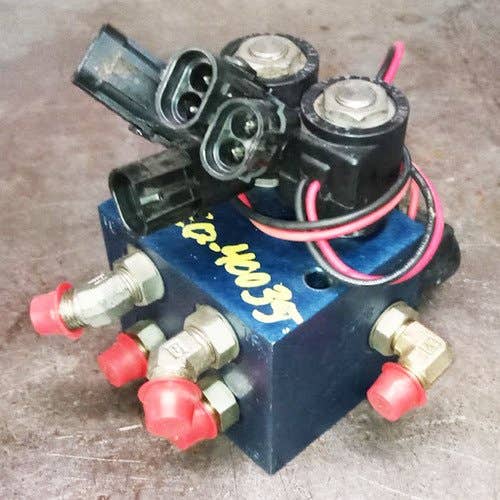 422137 | Marker and Hitch Lift Valve | White 8500 |  | SN10962 | N857345